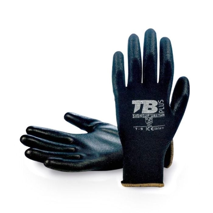 Mecánico de automóviles negro poniéndose guantes protectores en el